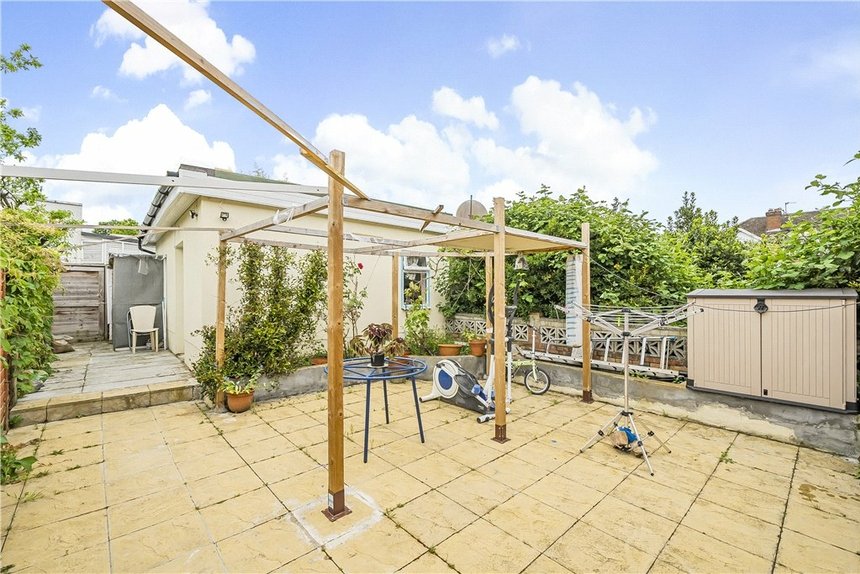 under offer woodhouse avenue london 34521 - Gibbs Gillespie