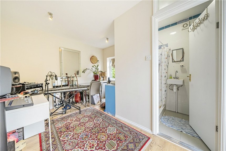 under offer woodhouse avenue london 34521 - Gibbs Gillespie