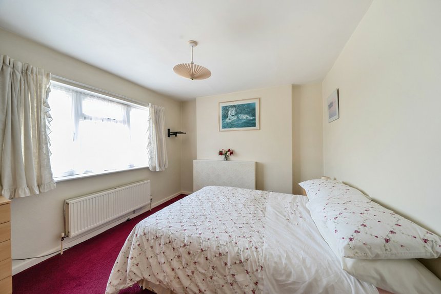 under offer pine gardens london 34565 - Gibbs Gillespie