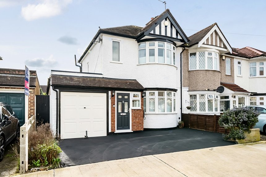 under offer hartland drive london 34642 - Gibbs Gillespie