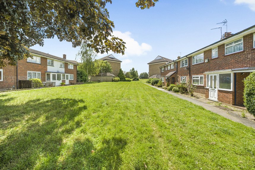 under offer croxley view london 34673 - Gibbs Gillespie