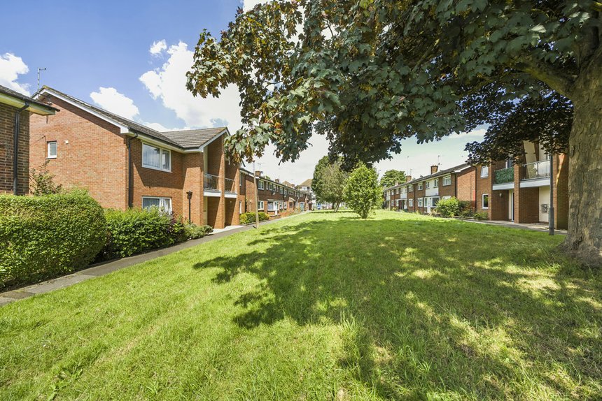 under offer croxley view london 34673 - Gibbs Gillespie