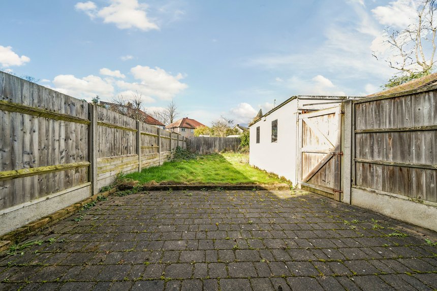 under offer long drive london 34712 - Gibbs Gillespie