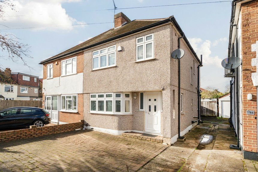 under offer long drive london 34712 - Gibbs Gillespie