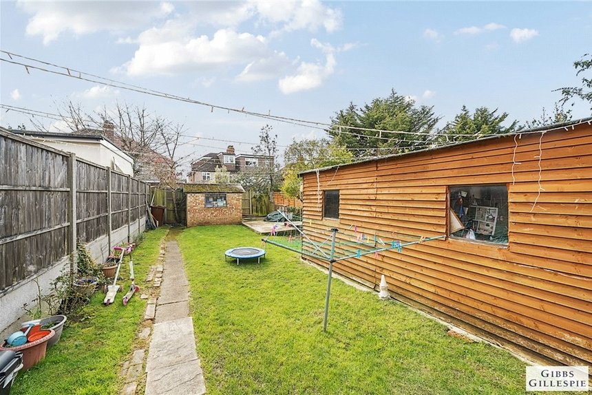 under offer wood end avenue london 34718 - Gibbs Gillespie