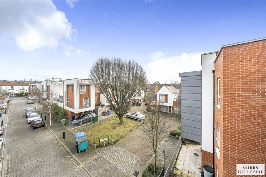 under offer swift close london 34779 - Gibbs Gillespie