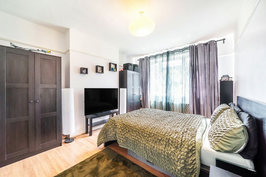 under offer windsor close london 34782 - Gibbs Gillespie