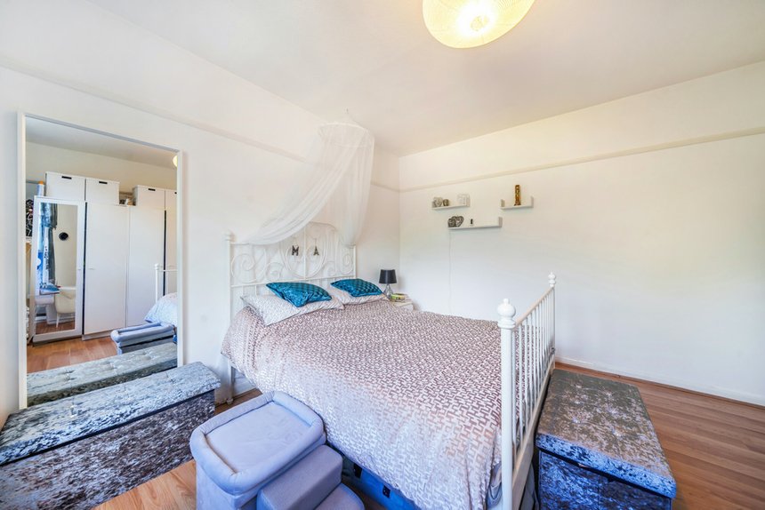 under offer windsor close london 34782 - Gibbs Gillespie