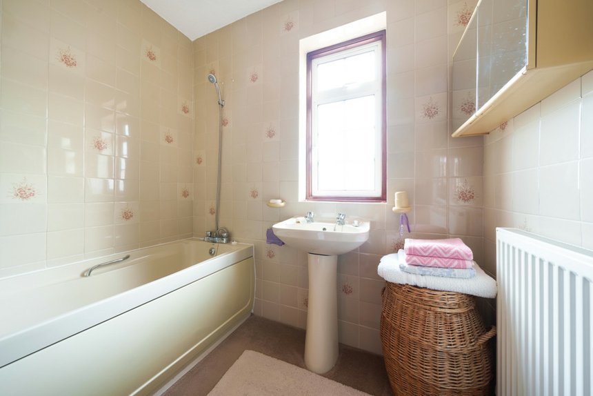 3 bedroom House for sale in The Heights, Northolt, Middlesex, UB5