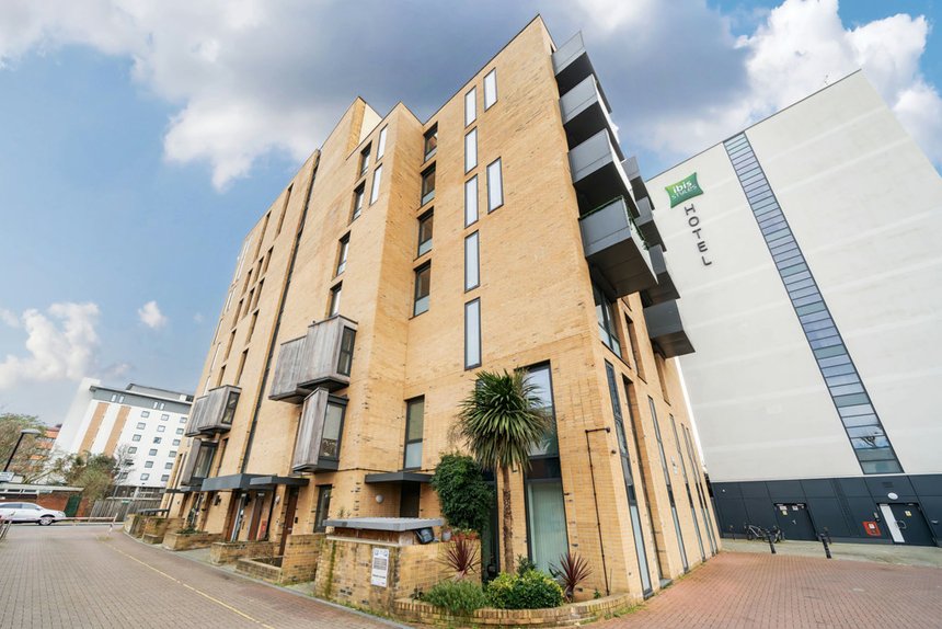 for sale bruce court london 34822 - Gibbs Gillespie