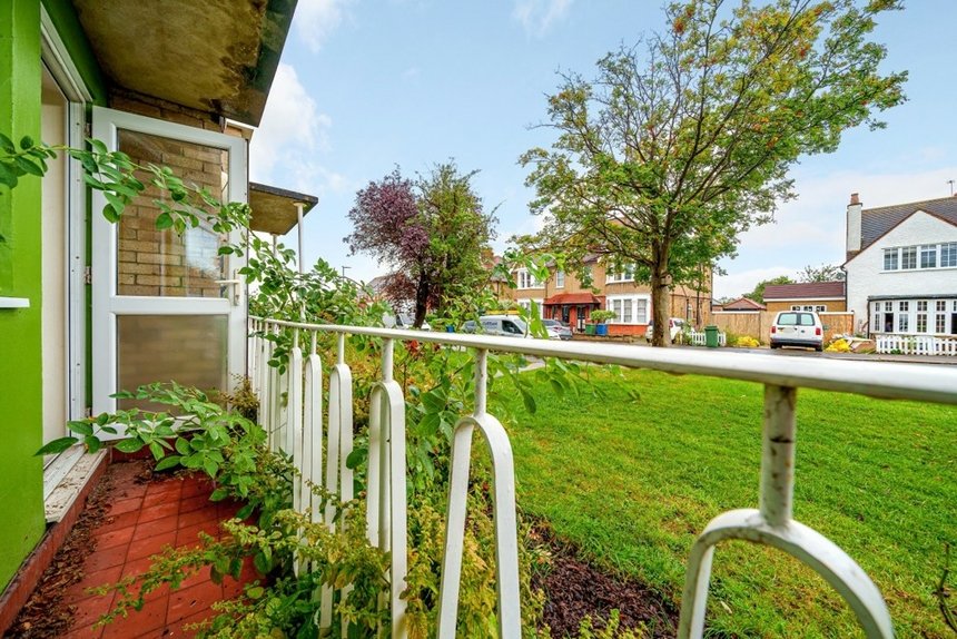 under offer pinner view london 34864 - Gibbs Gillespie