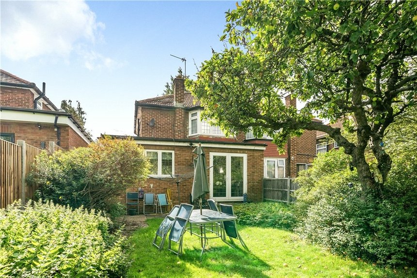 under offer peareswood gardens london 34910 - Gibbs Gillespie