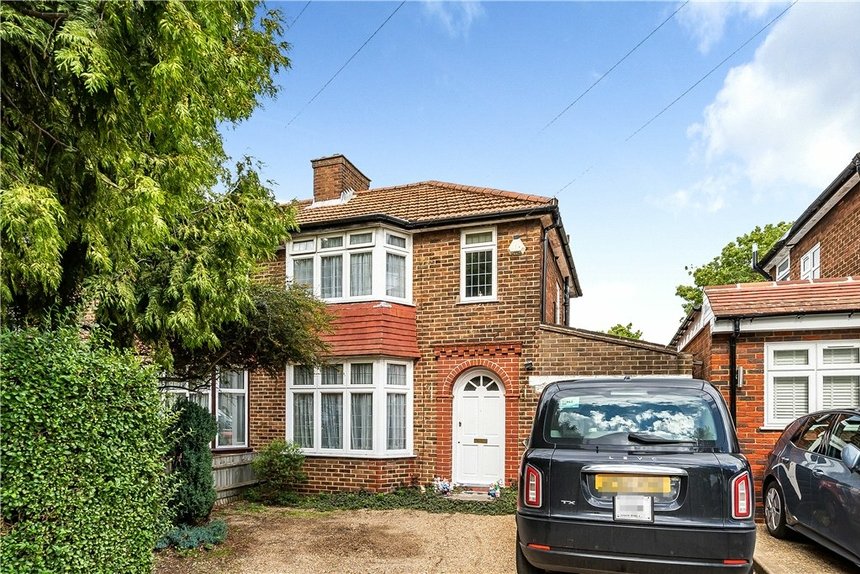 under offer peareswood gardens london 34910 - Gibbs Gillespie