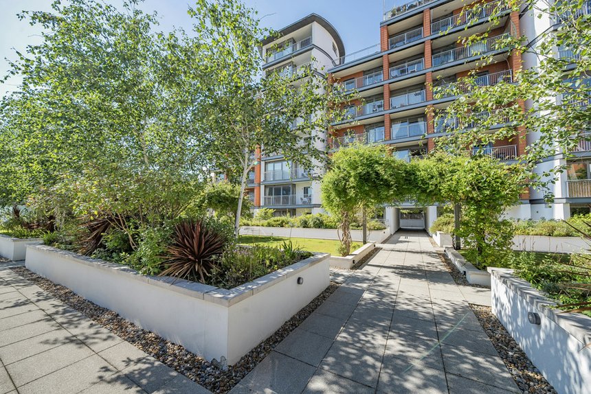 under offer holland gardens london 34918 - Gibbs Gillespie