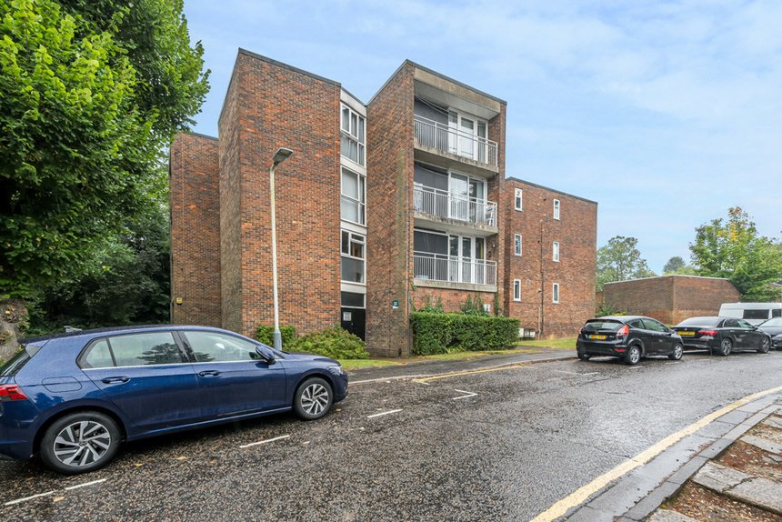 under offer leaf close london 34939 - Gibbs Gillespie