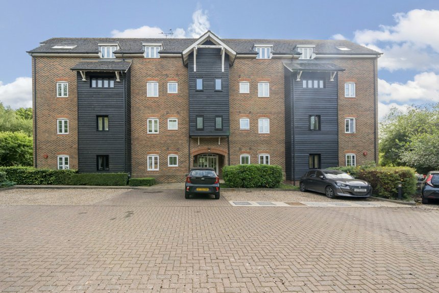 under offer ridge house london 34950 - Gibbs Gillespie