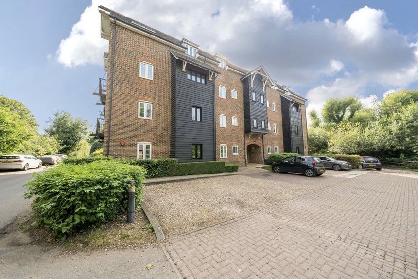 under offer ridge house london 34950 - Gibbs Gillespie