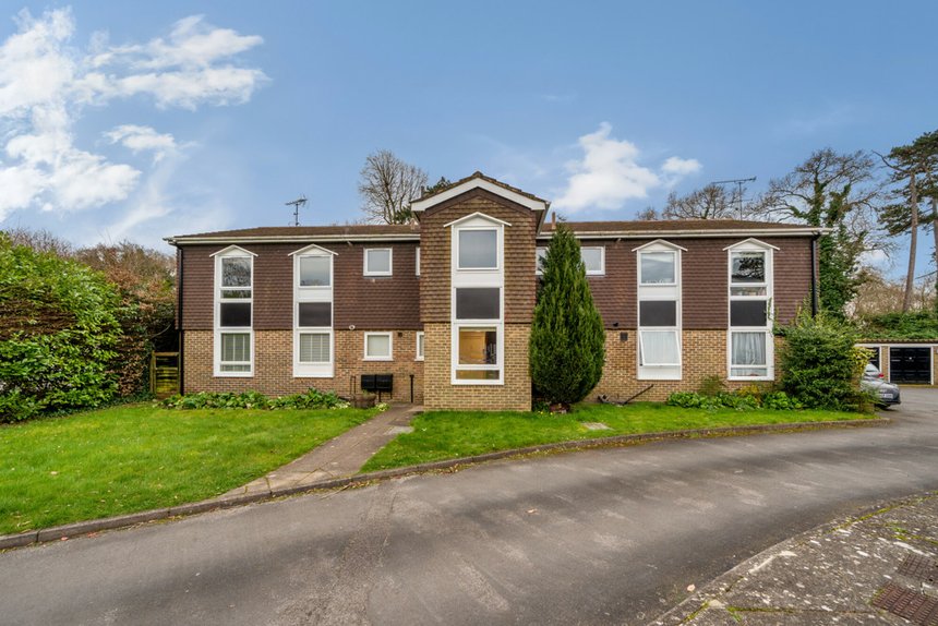 under offer larchmoor park london 34987 - Gibbs Gillespie