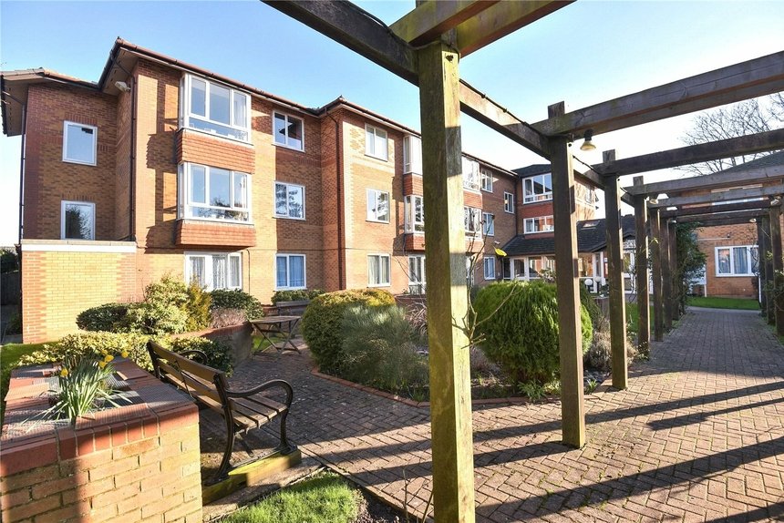 under offer maple court london 34988 - Gibbs Gillespie