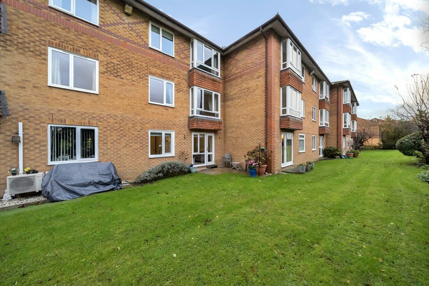 under offer maple court london 34988 - Gibbs Gillespie