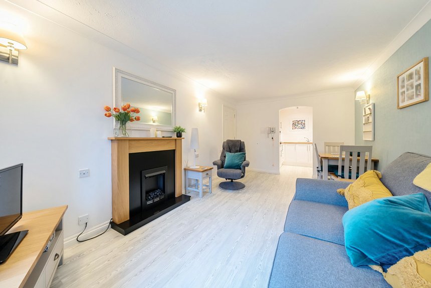 under offer maple court london 34988 - Gibbs Gillespie