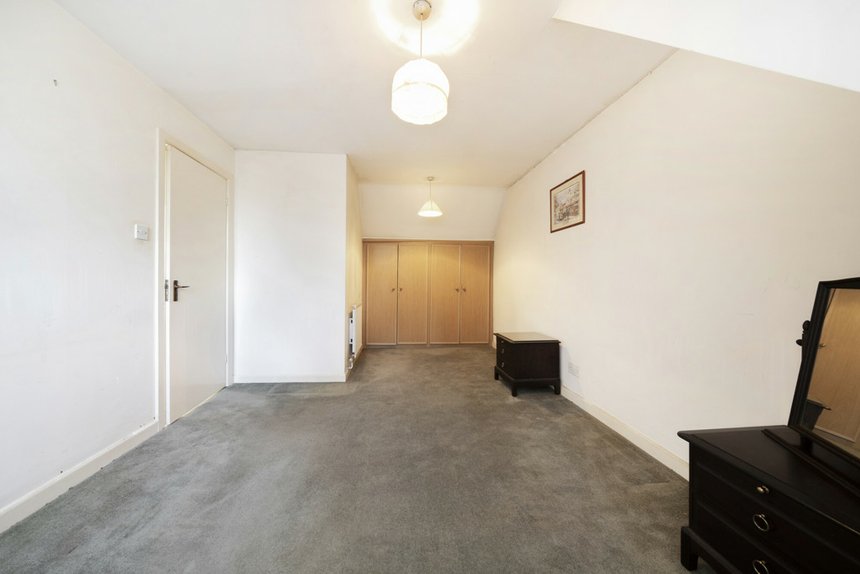 under offer derwent avenue london 35042 - Gibbs Gillespie