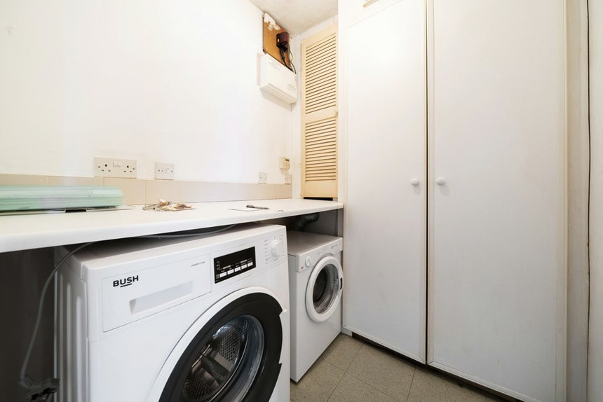 under offer derwent avenue london 35042 - Gibbs Gillespie