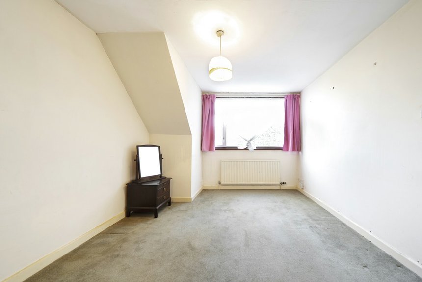 under offer derwent avenue london 35042 - Gibbs Gillespie