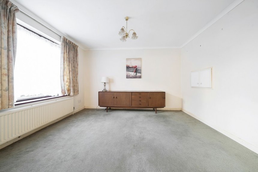 under offer derwent avenue london 35042 - Gibbs Gillespie