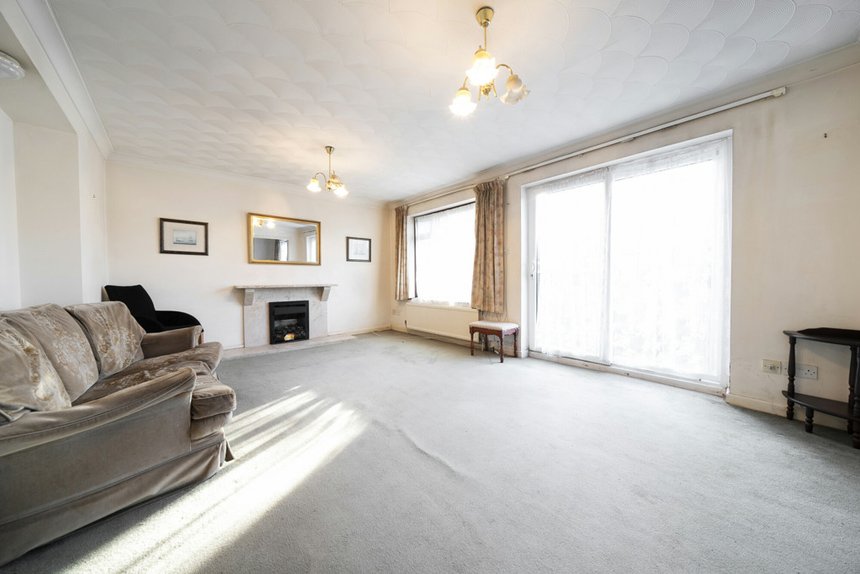 under offer derwent avenue london 35042 - Gibbs Gillespie