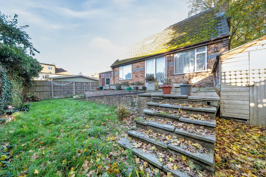 under offer derwent avenue london 35042 - Gibbs Gillespie