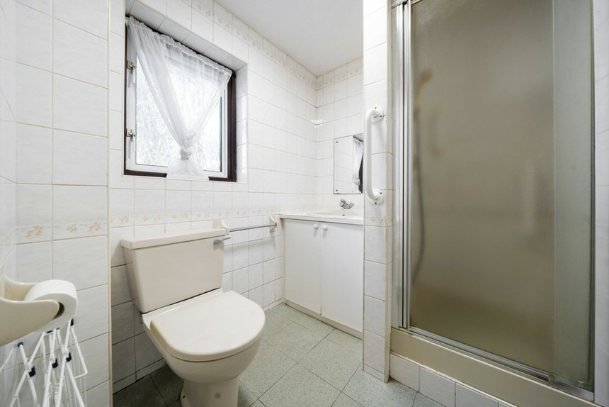 under offer derwent avenue london 35042 - Gibbs Gillespie