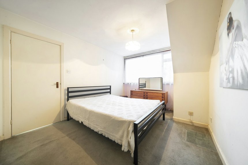 under offer derwent avenue london 35042 - Gibbs Gillespie