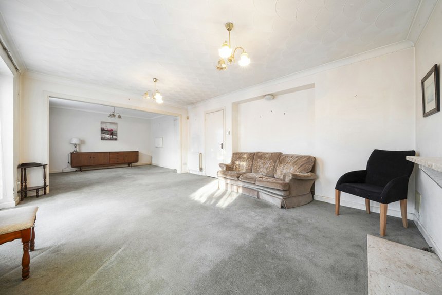 under offer derwent avenue london 35042 - Gibbs Gillespie