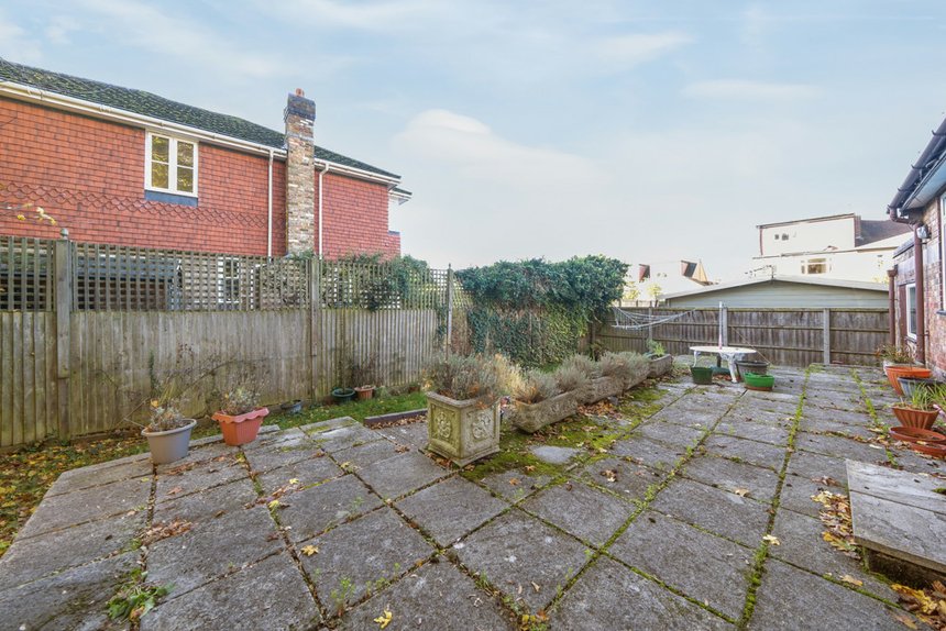 under offer derwent avenue london 35042 - Gibbs Gillespie