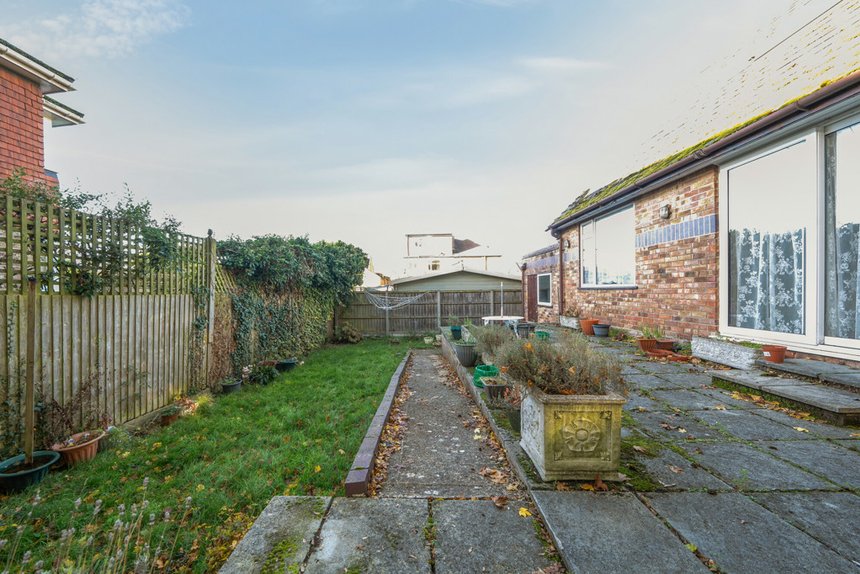 under offer derwent avenue london 35042 - Gibbs Gillespie