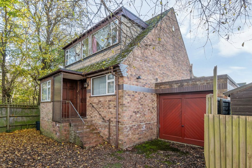 under offer derwent avenue london 35042 - Gibbs Gillespie