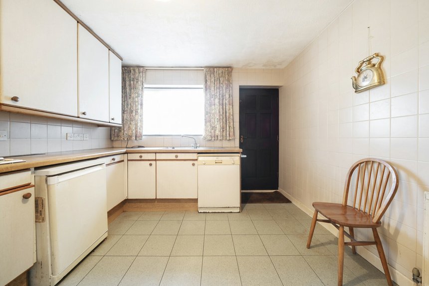 under offer derwent avenue london 35042 - Gibbs Gillespie