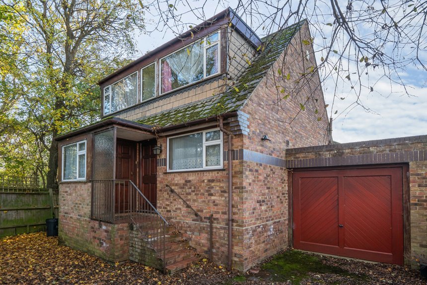 under offer derwent avenue london 35042 - Gibbs Gillespie