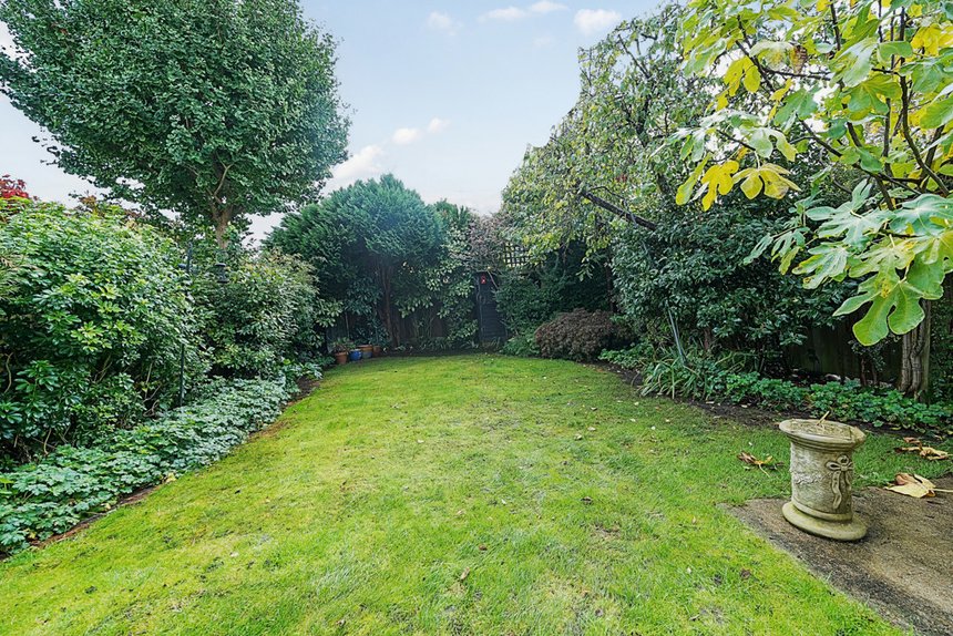 for sale acacia avenue london 35068 - Gibbs Gillespie