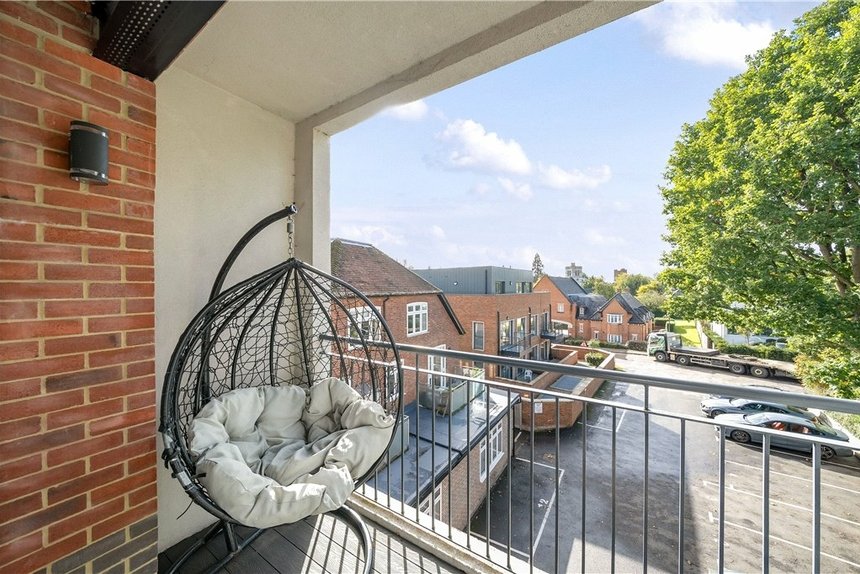 for sale pynnacles close london 35642 - Gibbs Gillespie