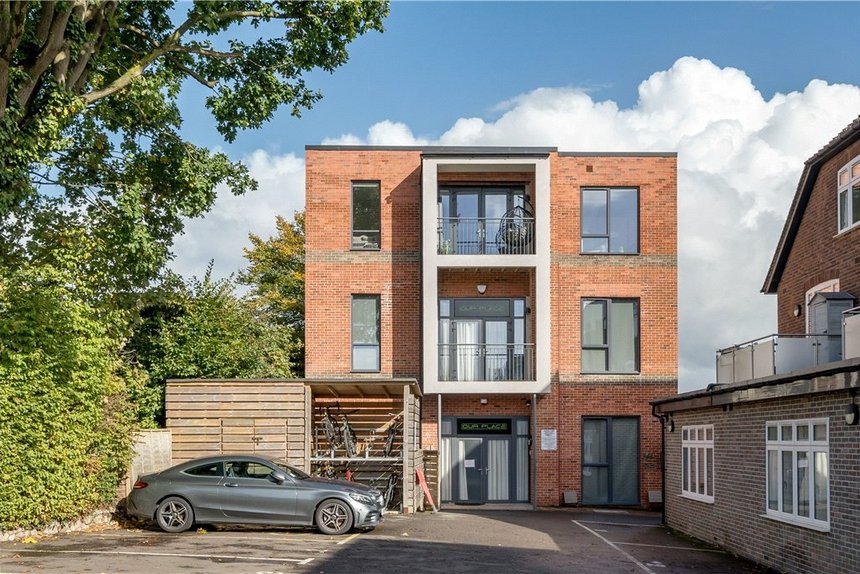 for sale pynnacles close london 35642 - Gibbs Gillespie