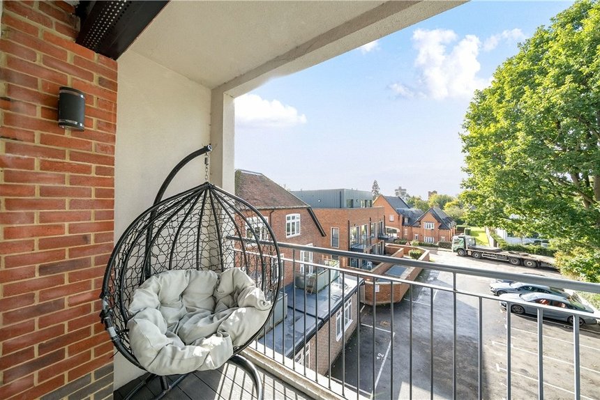 for sale pynnacles close london 35642 - Gibbs Gillespie