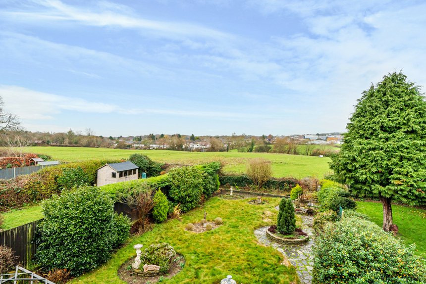 2 bedroom House,bungalow for sale in Harlyn Drive, Pinner, Middlesex