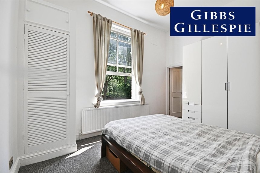 available 53 london 36335 - Gibbs Gillespie