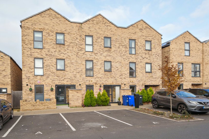 under offer newman avenue london 36816 - Gibbs Gillespie