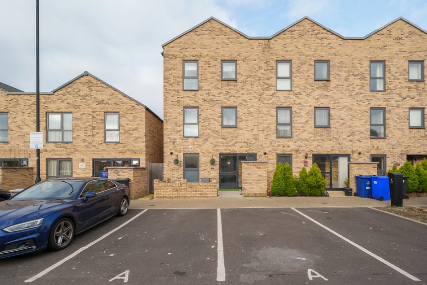 under offer newman avenue london 36816 - Gibbs Gillespie