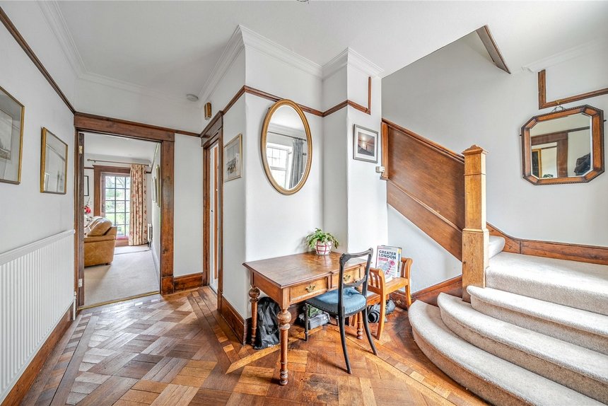 under offer gravel hill london 36944 - Gibbs Gillespie