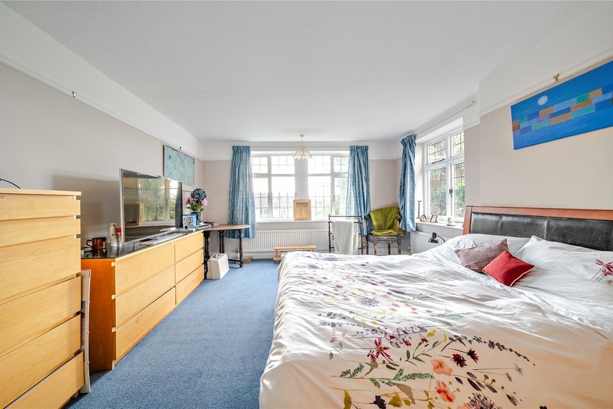 under offer gravel hill london 36944 - Gibbs Gillespie