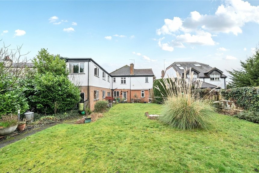 under offer gravel hill london 36944 - Gibbs Gillespie
